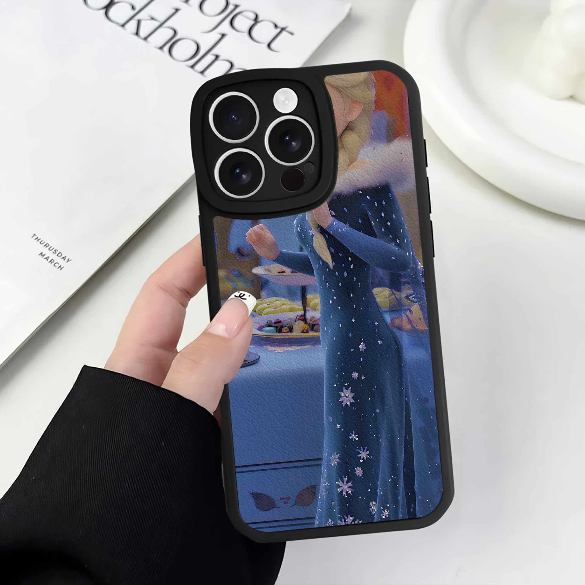 （画像用） アナと雪の女王 アンナ エルサ Frozen Anna Elsa 【iPhone 16シリーズ対応】シリコンスマホケース（レザー調） 材質：シリコン